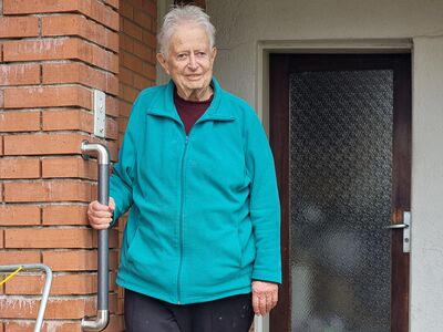 Haltegriffe von Flexo-Handlauf senken die Pflegekosten und entlasten Pfleger und Angehörige